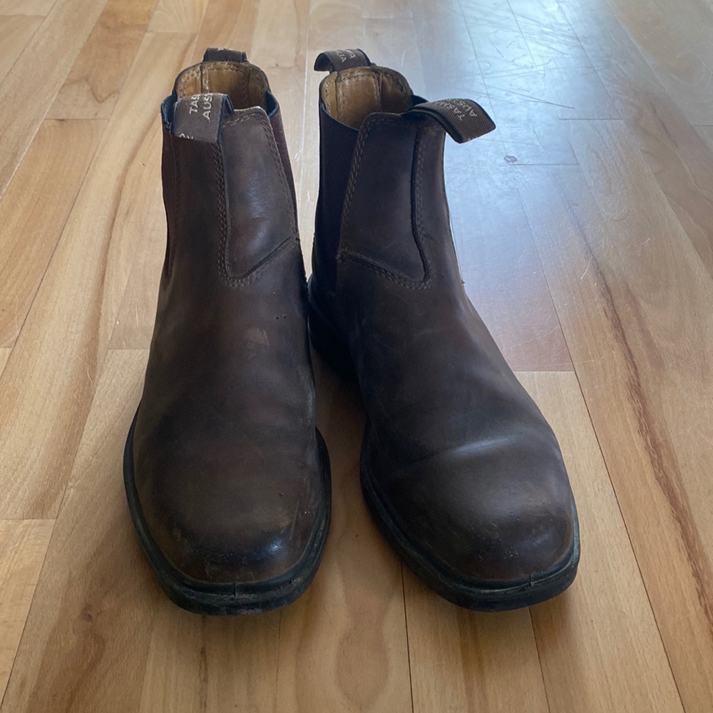 Chisel toe blundstones